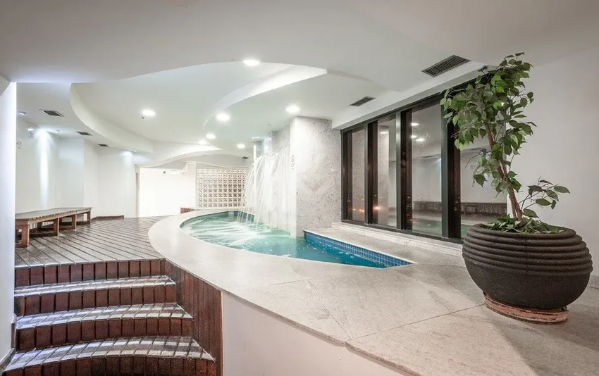 Foto da piscina coberta