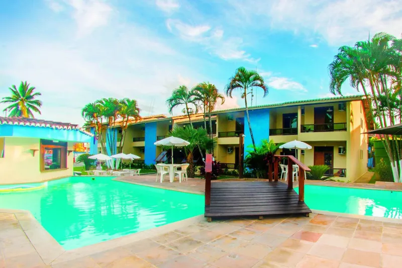 Foto da piscina com uma ponte