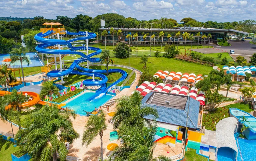Foto aérea de todo o compelxo das piscinas