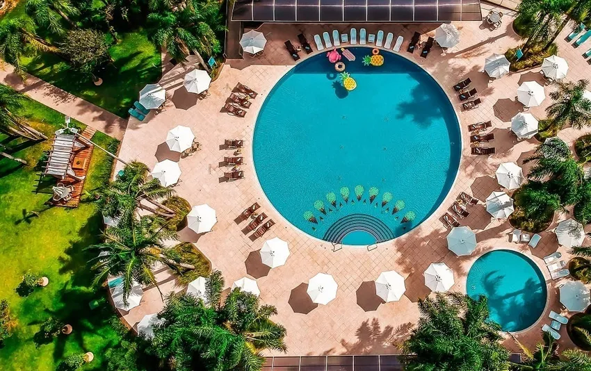 Foto aérea da piscina
