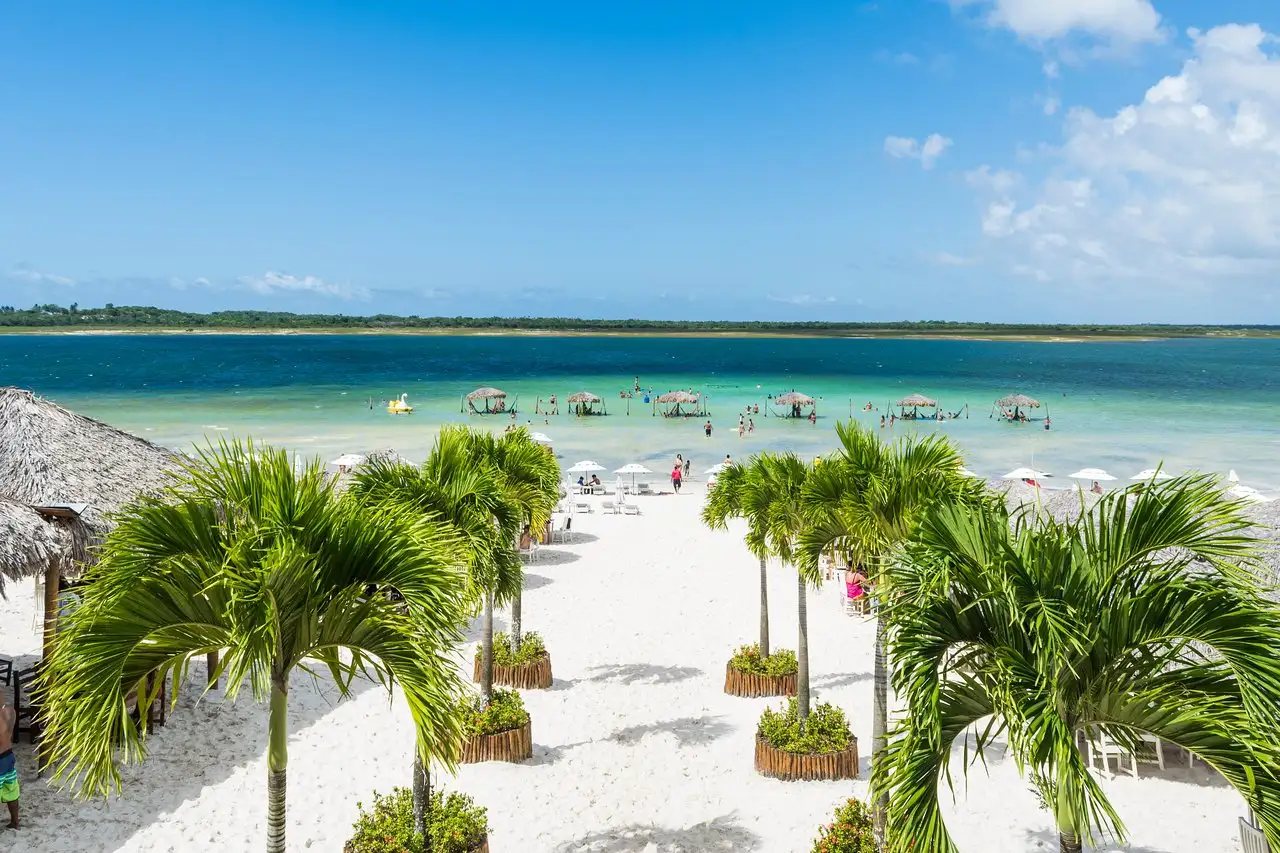 Conheça as 10 atrações que fazem de Jericoacoara um dos destinos mais desejados do Brasil.